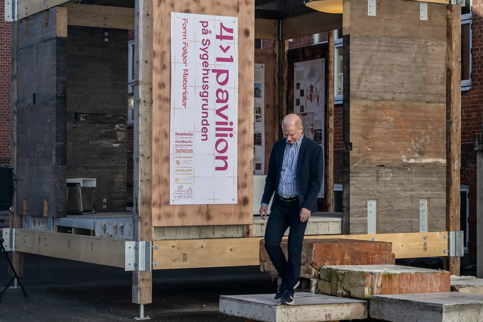 Pavillon af genbrugsmaterialer med altandæk i ultra højstyrkebeton fra Hi-Con indbygget som gulv.