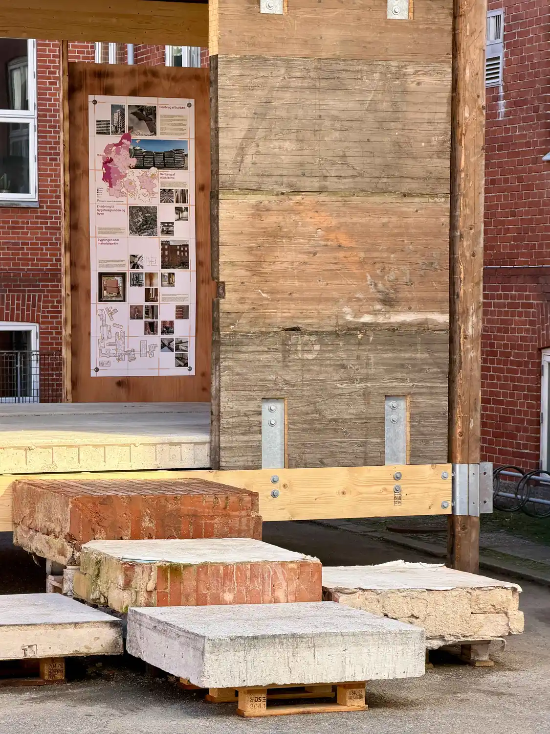 Altandæk i ultra højstyrkebeton fra Hi-Con indbygget som gulv i 4>1-pavillonen i Holstebro.